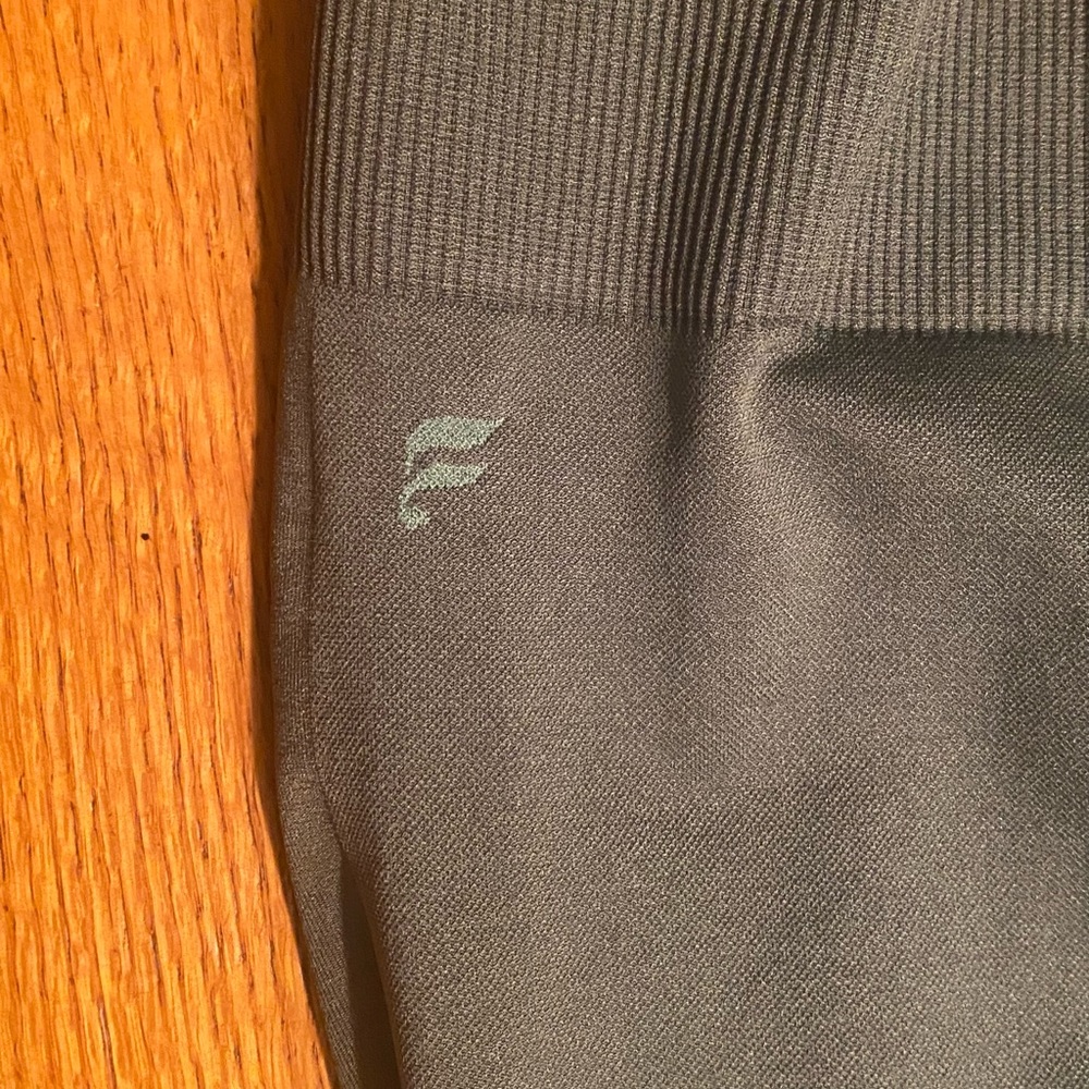 Army Green Fabletics leggings - Picture 3 of 4